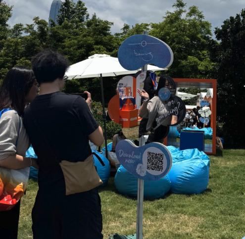 參加者在 being 戶外鏡面裝置前互動